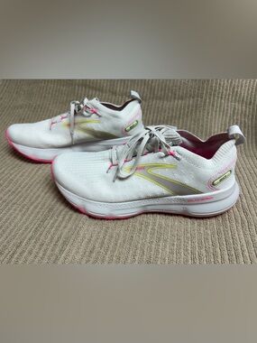 Brooks Women's White Running Shoes with Pink & Yellow Accents. Stealthfit sz 8.5